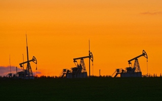 انخفاض أسعار النفط بفعل محادثات وقف إطلاق النار في الشرق الأوسط