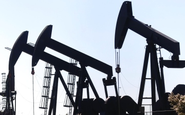 الصورة: الصورة: ارتفاع أسعار النفط وسط مخاطر جيوسياسية .. ومورجان ستانلي ترفع التوقعات