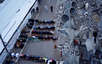 الصورة: الصورة: فيديو|  أول عيد على غزة في زمن الحرب.. فرحة العيد لاتمر عبر القطاع