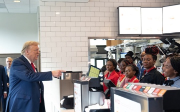 الصورة: الصورة: ترامب يطلب 30 ميلك شيك ودجاج لزبائن أحد المطاعم الشهيرة