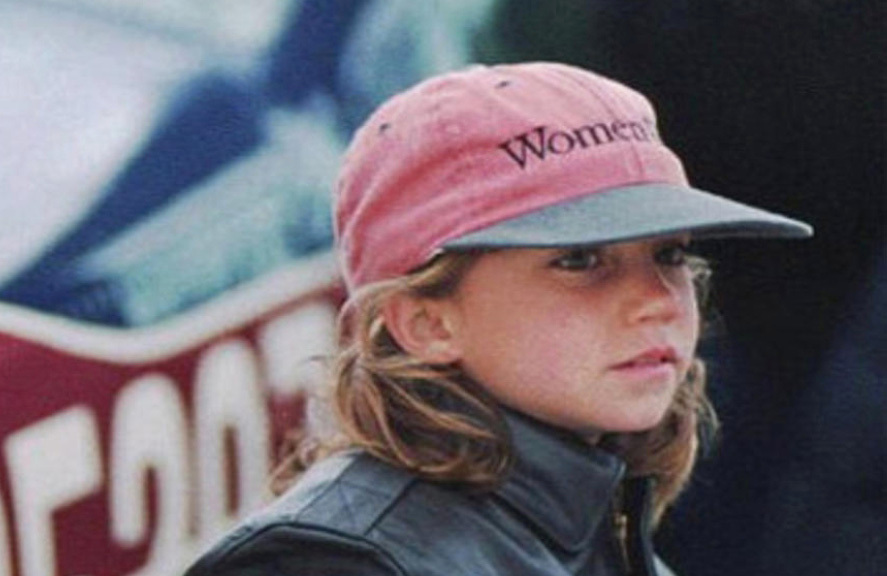 الصورة : 1996 وفاة الطيارة جيسيكا دوبروف (7 سنوات)، وهي أصغر شخص يحلق في أنحاء أمريكا.