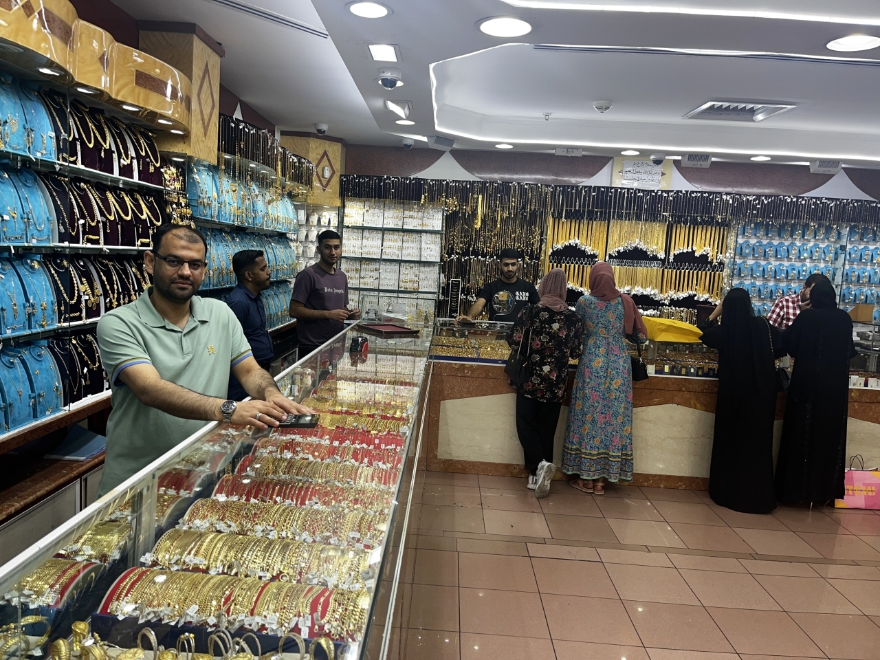 الصورة : متسوقات في أحد متاجر الذهب والمجوهرات بأسواق مدينة زايد في أبوظبي | البيان