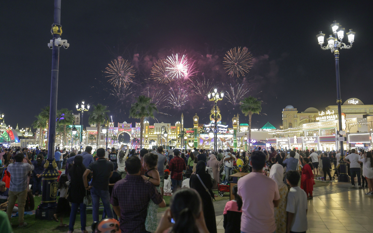 الصورة : دبي تبهج زوارها بعروض الألعاب النارية المبهرة | تصوير: عثمان ذياب