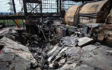 الصورة: الصورة: حريق في منشأة أوكرانية للطاقة جراء هجوم روسي
