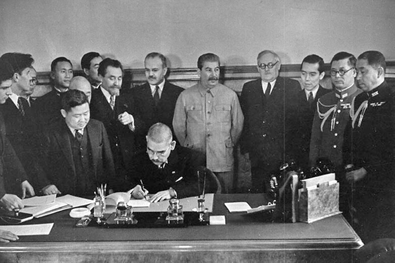 الصورة : 1941 توقيع اتفاقية حياد بين الاتحاد السوفيتي واليابان في موسكو.