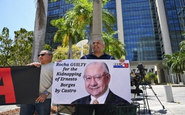 الصورة: الصورة: السجن 15 عاماً لسفير أمريكي سابق تجسس لحساب كوبا