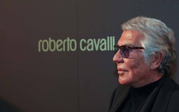 الصورة: الصورة: الموت يغيب مصمم الأزياء الإيطالي روبرتو كافالي عن 83 عاماً