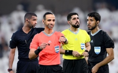 الصورة: الصورة: 4 حكام إماراتيين يشاركون في إدارة مباريات "كأس آسيا" بالدوحة