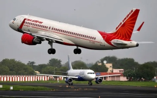 الصورة: الصورة: سوء الأحوال الجوية في الهند يحول مسار 22 رحلة طيران