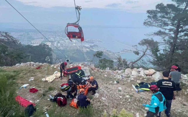 الصورة: الصورة: إنقاذ ركاب تلفريك في جنوب تركيا بعدما علقوا في إحدى المقصورات 24 ساعة