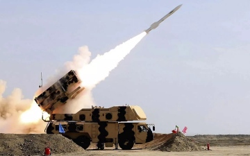 الصورة: الصورة: الجيش الإسرائيلي: الهجوم الإيراني يشمل صواريخ