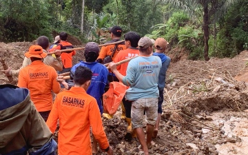 الصورة: الصورة: مقتل 14 شخصاً بانهيارات أرضية في إندونيسيا