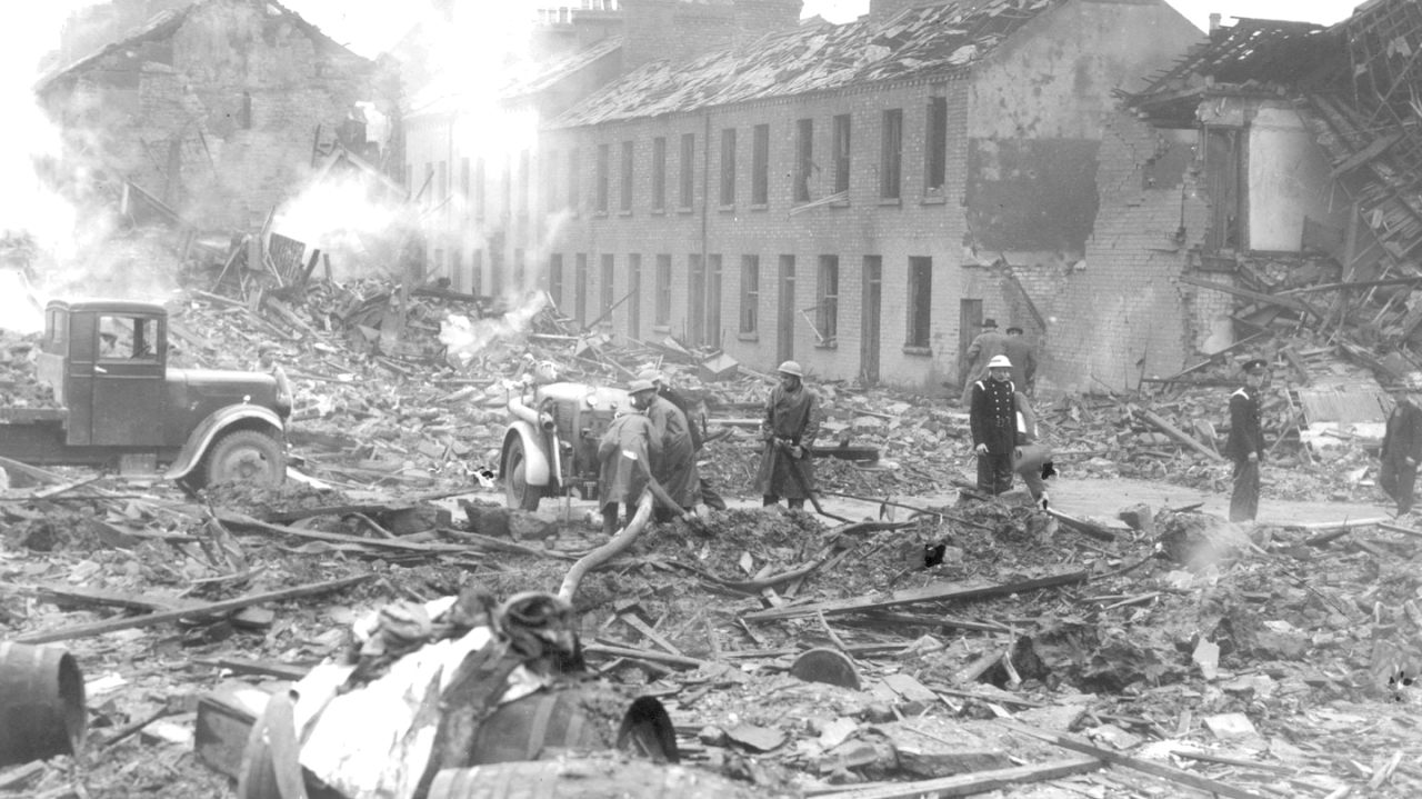 الصورة : 1941 200 قاذفة قنابل ألمانية تهاجم بلفاست، أيرلندا الشمالية، المملكة المتحدة، ومقتل ألف شخص.