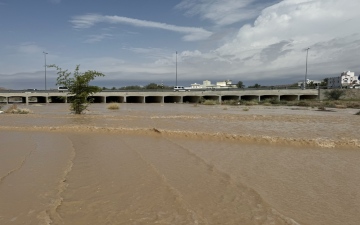 الصورة: الصورة: فيضانات عارمة.. الأمطار تودي بحياة 12 شخصاً في عُمان