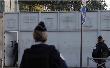 الصورة: الصورة: فرنسا تعزز الأمن أمام دور العبادة والمدارس اليهودية