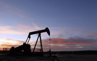 النفط يتراجع بعد خفض السوق لعلاوة مخاطر التوترات الإقليمية