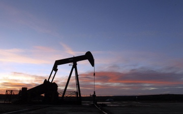 الصورة: الصورة: النفط يتراجع بعد خفض السوق لعلاوة مخاطر التوترات الإقليمية