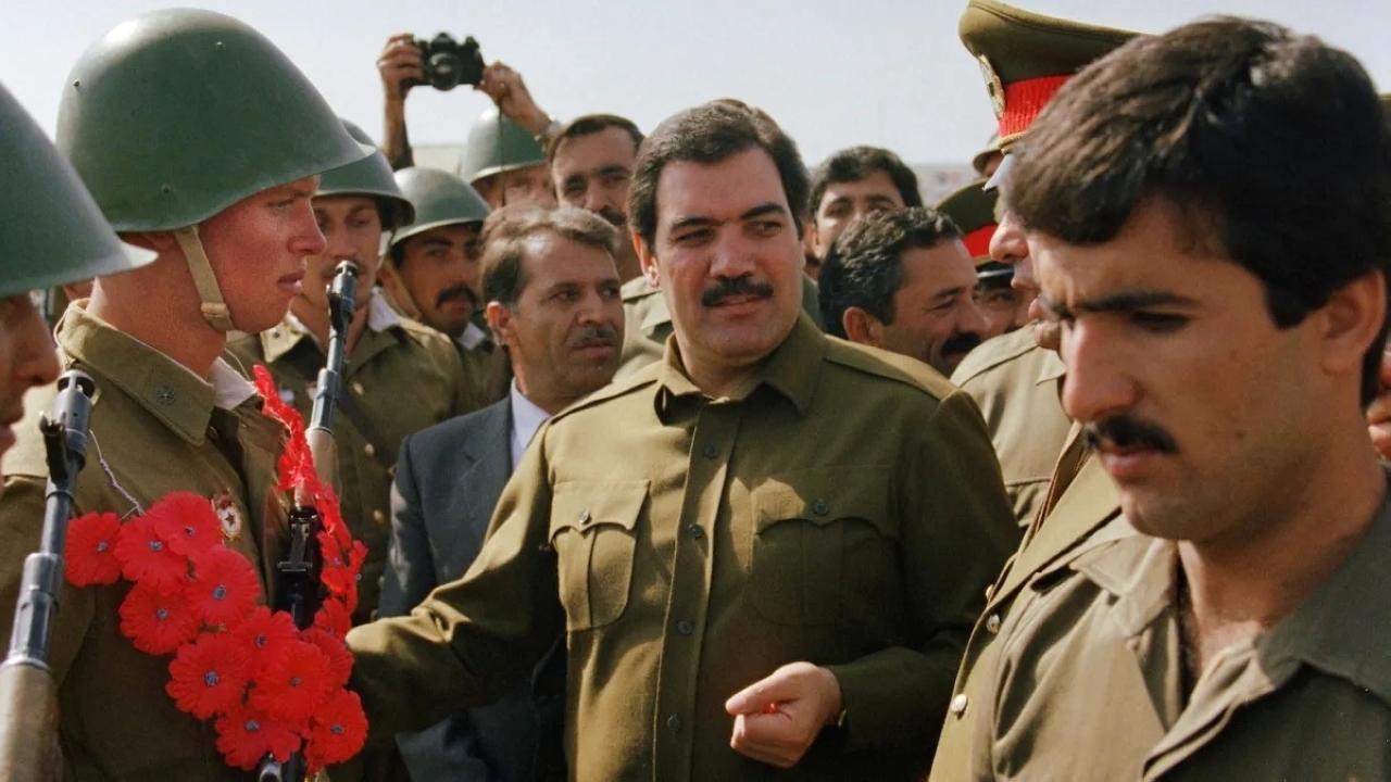 الصورة : 1992 الإطاحة بالرئيس الأفغاني نجيب الله، إثر توقف الدعم الحربي والغذائي الروسي عن حكومة كابول.