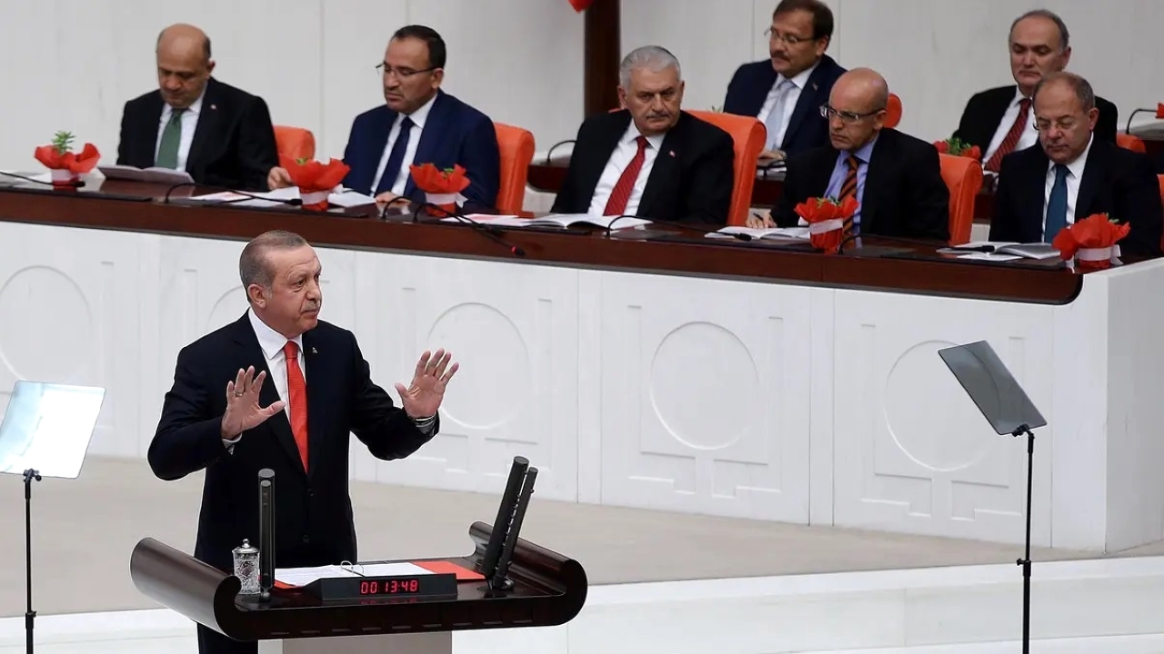الصورة : 2017 تحول تركيا من نظام برلماني إلى رئاسي وفق تعديلات دستورية حظيت بتأييد %51.34 في الاستفتاء