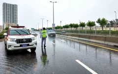 الصورة: الصورة: شرطة عجمان تؤمن الحركة المرورية في الأجواء المتقلبة والأمطار الغزيرة