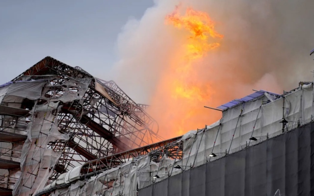 الصورة: الصورة: حريق ضخم في مبنى البورصة التاريخي في الدنمارك