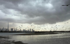 الصورة: الصورة: طقس الإمارات غداً .. غائم جزئيا بوجه عام مع استمرار سقوط الأمطار