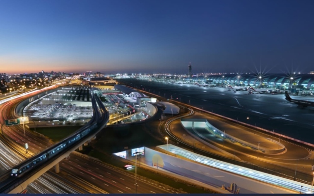 الصورة: الصورة: مطارات دبي تنصح المسافرين باستخدام المترو للوصول إلى المطار