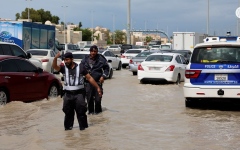 الصورة: الصورة: شرطة ودفاع مدني أبوظبي تواصلان جهودهما للتعامل مع الأحوال الجوية المتقلبة