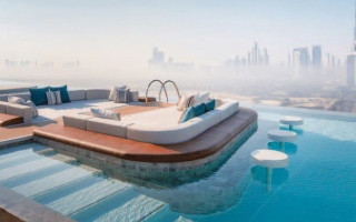 دبي تحتضن أطول حوض سباحة «لا متناهٍ» في العالم