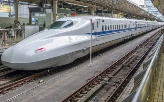 الصورة: الصورة: ثعبان يعطّل حركة قطار فائق السرعة في اليابان