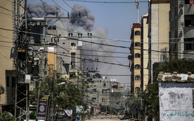 الصورة: الصورة: غارات مكثفة على غزة وتصعيد بجنوب لبنان