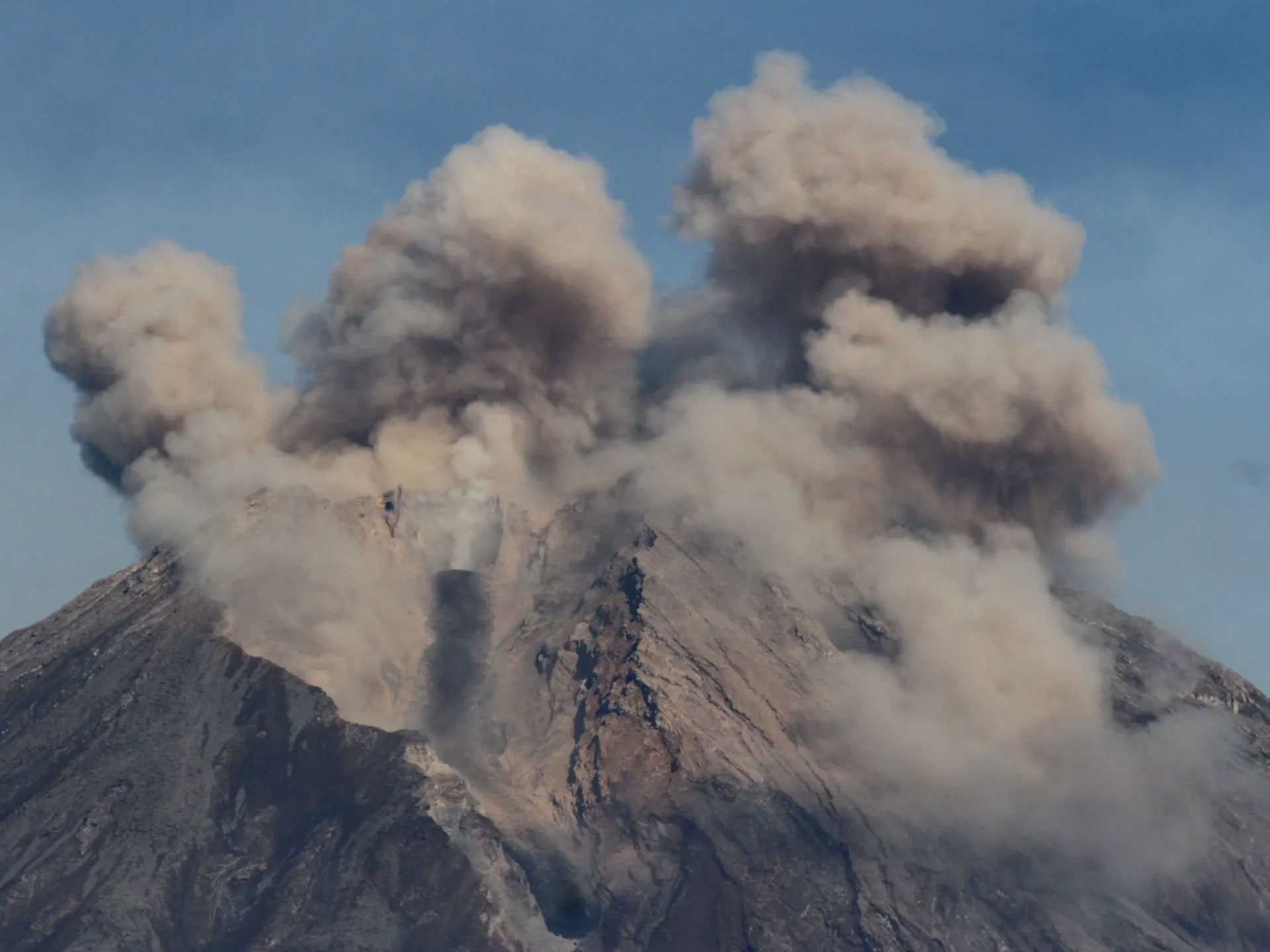 اندونيسيا تطلق أعلى مستوى من الإنذار بسبب ثوران بركان جبل "روانج "