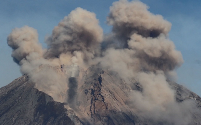 الصورة: الصورة: اندونيسيا تطلق أعلى مستوى من الإنذار بسبب ثوران بركان جبل "روانج "