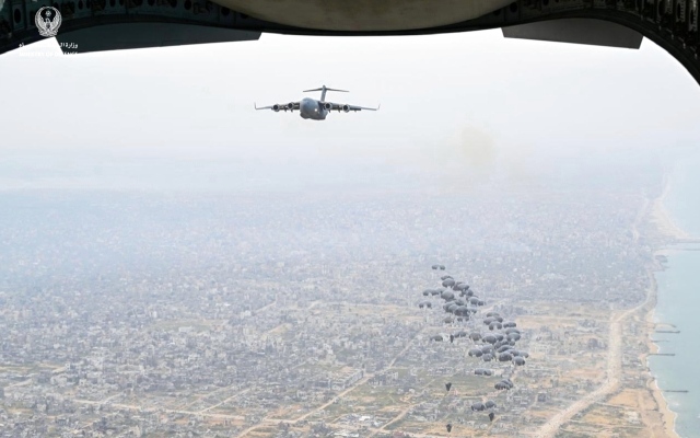 الصورة: الصورة: «طيور الخير» تنفذ الإسقاط الجوي الـ 34 للمساعدات الإنسانية والإغاثية على شمالي غزة