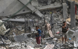 سكان غزة يبحثون عن الضحايا وسط الأنقاض بعد قصف إسرائيلي على رفح