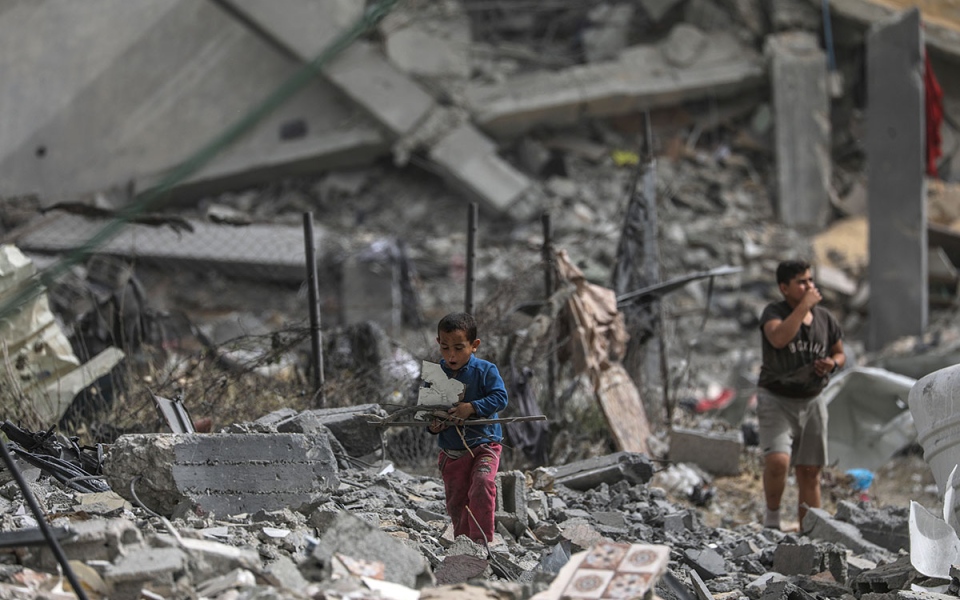 الصورة: الصورة: سكان غزة يبحثون عن الضحايا وسط الأنقاض بعد قصف إسرائيلي على رفح