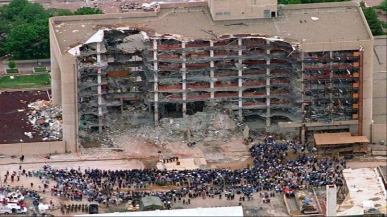 الصورة : 1995 عشرات القتلى في انفجار شاحنة أمام مبنى ألفريد مورا الفدرالي في أوكلاهوما