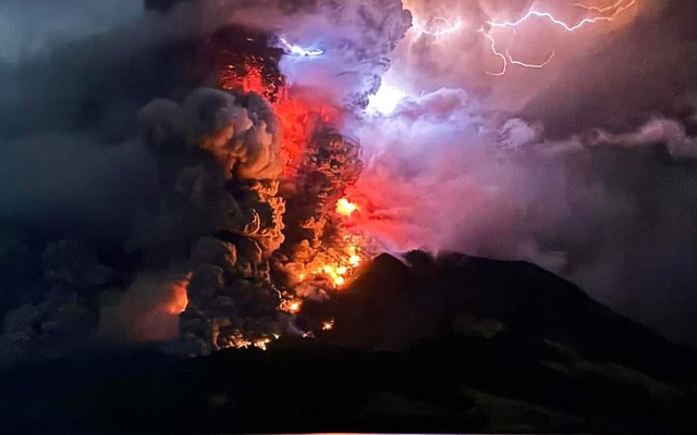 الصورة: الصورة: ثوران بركان في إندونيسيا.. إغلاق مطار وإجلاء سكان