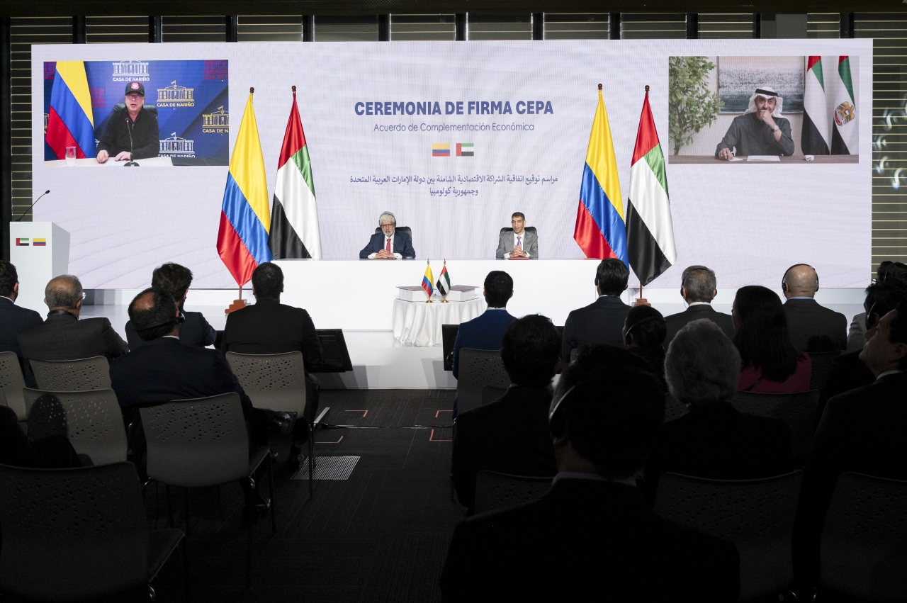 الصورة : رئيس الدولة ورئيس كولومبيا يشهدان عبر اتصال مرئي توقيع ثاني الزيودي وجيرمان أومانيا على الاتفاقية
