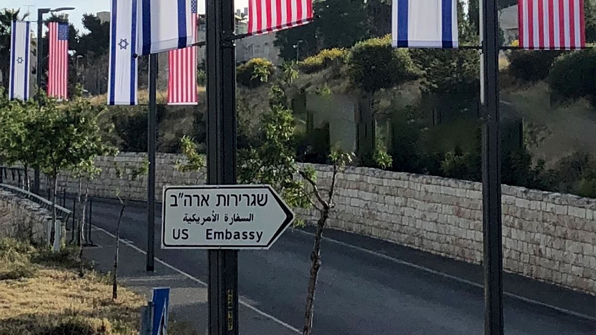 السفارة الأمريكية لدى إسرائيل تطلب من موظفيها وعائلاتهم الحد من...