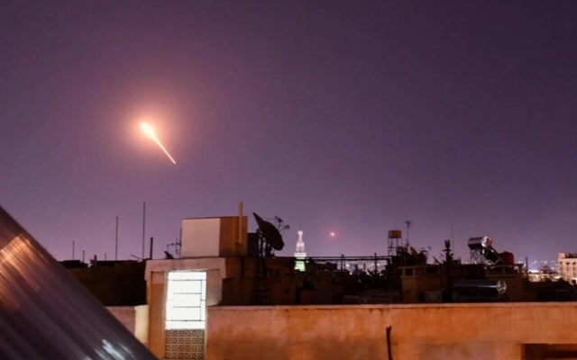 الصورة: الصورة: ضربات إسرائيلية على موقع عسكري في جنوب سوريا