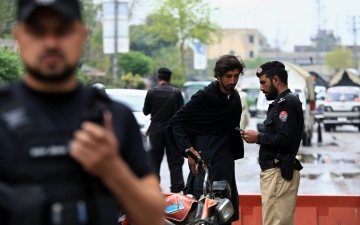 الصورة: الصورة: انتحاريان يستهدفان سيارة عمالٍ يابانيين جنوب باكستان
