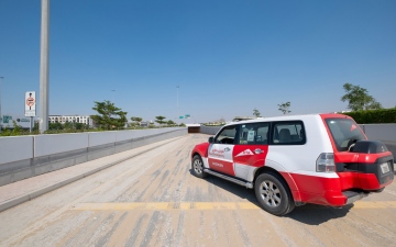 الصورة: الصورة: "طرق دبي" وبلدية دبي تواصلان جهودهما لضمان عودة الطرق والخدمات لطبيعتها في مناطق الإمارة