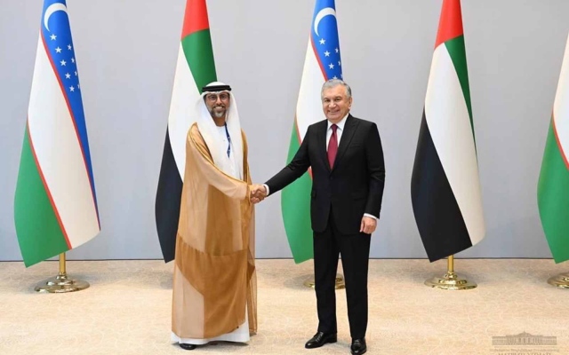 الصورة: الصورة: رئيس أوزبكستان يستقبل سهيل المزروعي ويؤكد قوة العلاقات الاقتصادية مع الإمارات