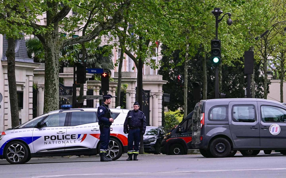 الصورة: الصورة: القبض على رجل هدد بتفجير نفسه في القنصلية الإيرانية بباريس