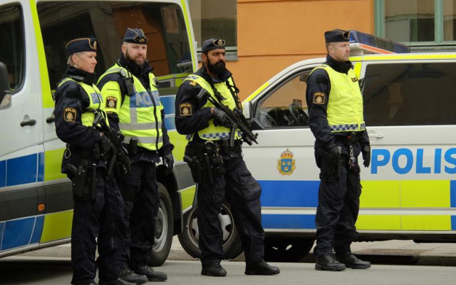 الصورة: الصورة: الشرطة السويدية تطلق النار على مشتبه به طعن  3 مسنات