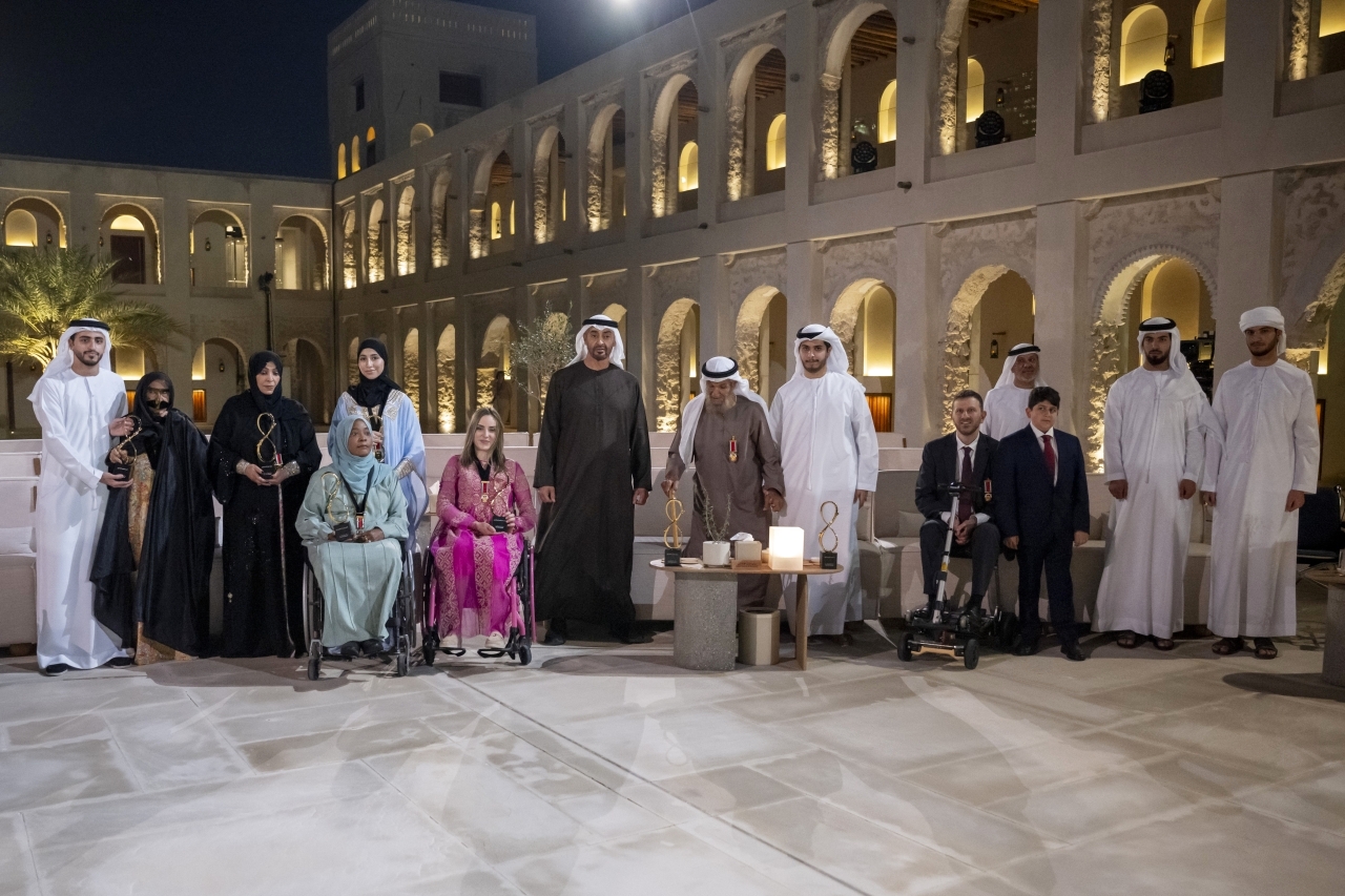 الصورة : رئيس الدولة متوسطاً المكرمين بجائزة أبوظبي | تصوير: محمد الحمادي وحمد الكعبي وعبدالله النيادي