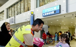 الصورة: الصورة: "مطارات دبي" توزع 73 ألف عبوة من الوجبات الخفيفة والمياه على المسافرين
