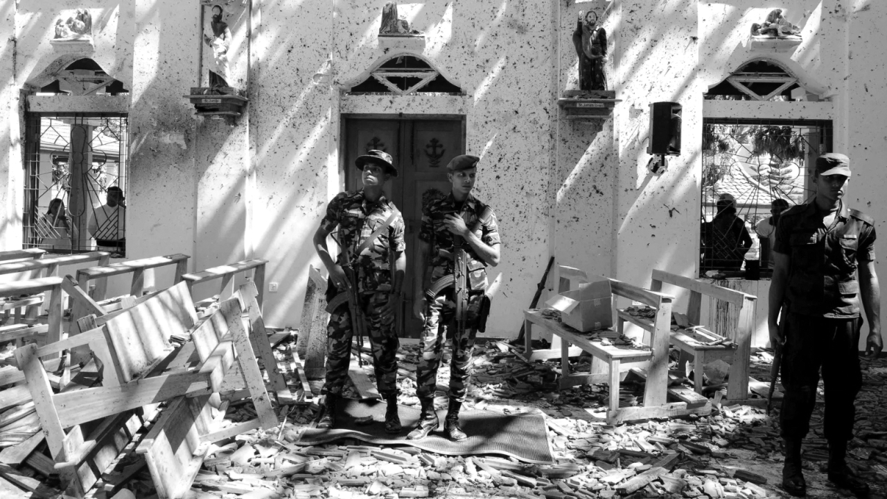 الصورة : 2019 321  قتيلاً وما يزيد على 500 جريح في تفجيرات بكنائس وفنادق في 3 مدن سريلانكية
