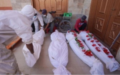 الصورة: الصورة: إخراج عشرات الجثث من مقبرة جماعية في غزة وإسرائيل تتوعّد بزيادة الضغط العسكري